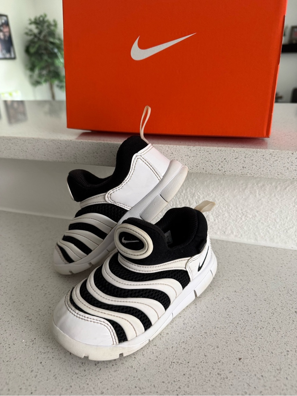 Nike Dynamo Free Kids' Black & White Slip-On Running Shoes Size 10 Toddler
